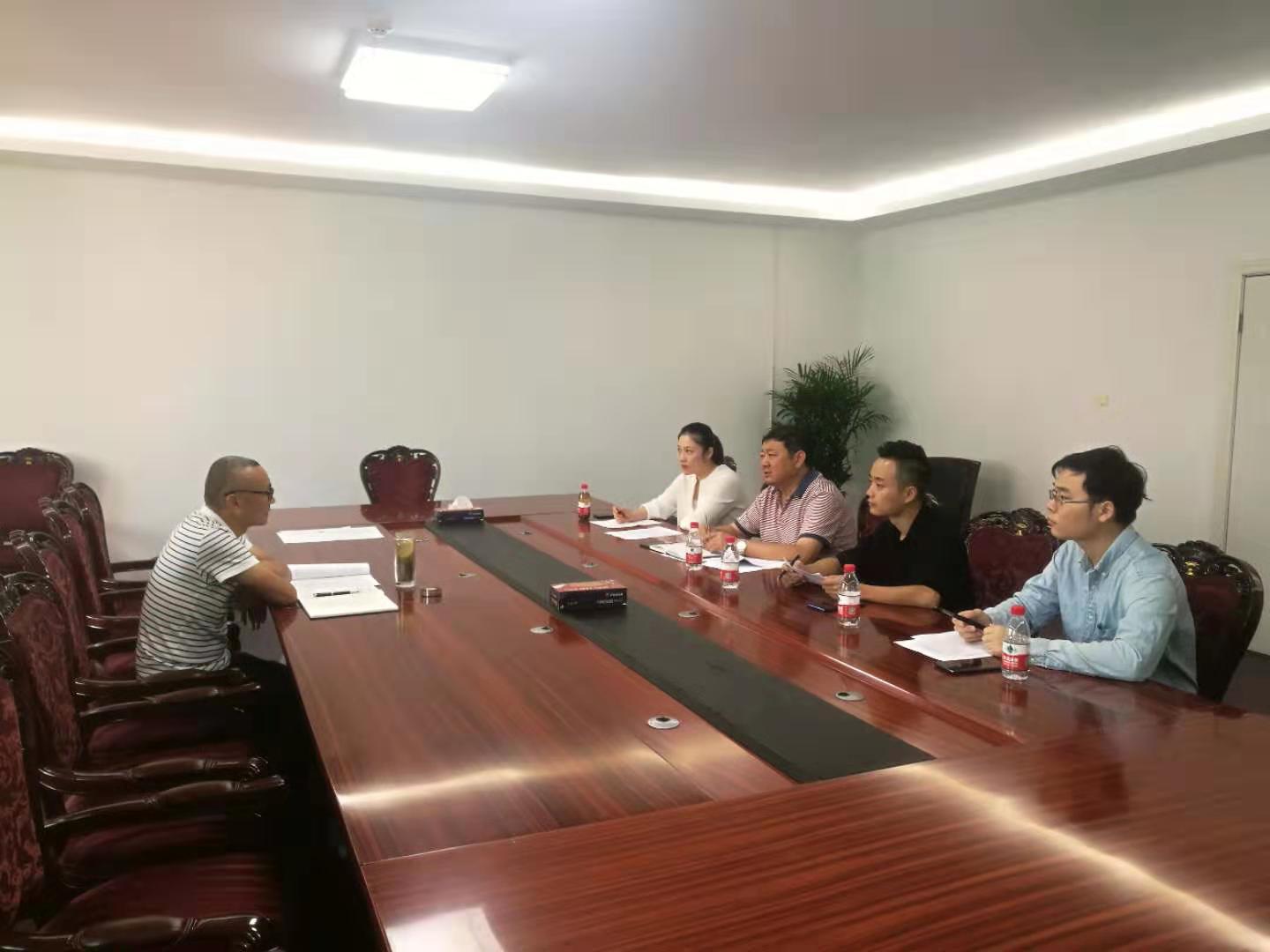 為盡快落實公租房運營管理購買服務(wù)，今天上午市安居公司總經(jīng)理陶永午與中標(biāo)單位建設(shè)銀行建信公司就合同簽訂、人員配備和介入管理事宜進行商談。.jpg